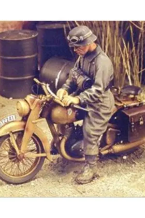Royal Model: 1/35; DKW German Motorcycle rider - WWII Figuren Populair