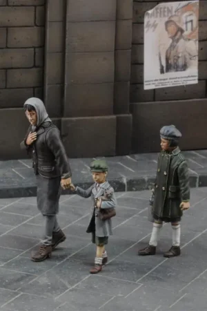 Dagaanbieding Royal Model: 1/35; Mother with her children Figuren