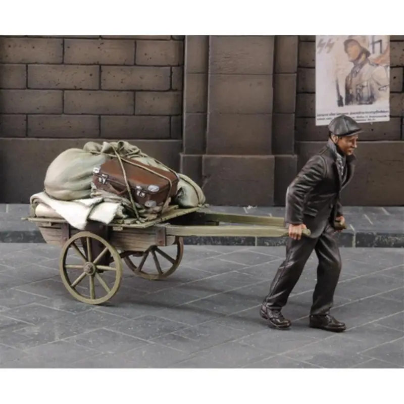 Royal Model: 1/35; Evacuee pulling cart Figuren Beperkte Voorraad