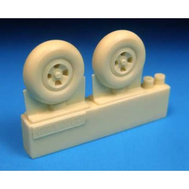 Lage Prijs Supermarine Spitfire 4-slot wheels smooth tyre. This set contains a pair of detailed 4 slot mainwheels with accurate hub detail,